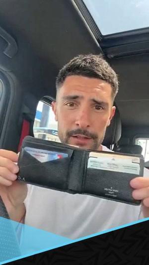 هذه هي السعودية.. نجم القادسية يستعرض "محفظته" بعد 8 شهور من فقدانها